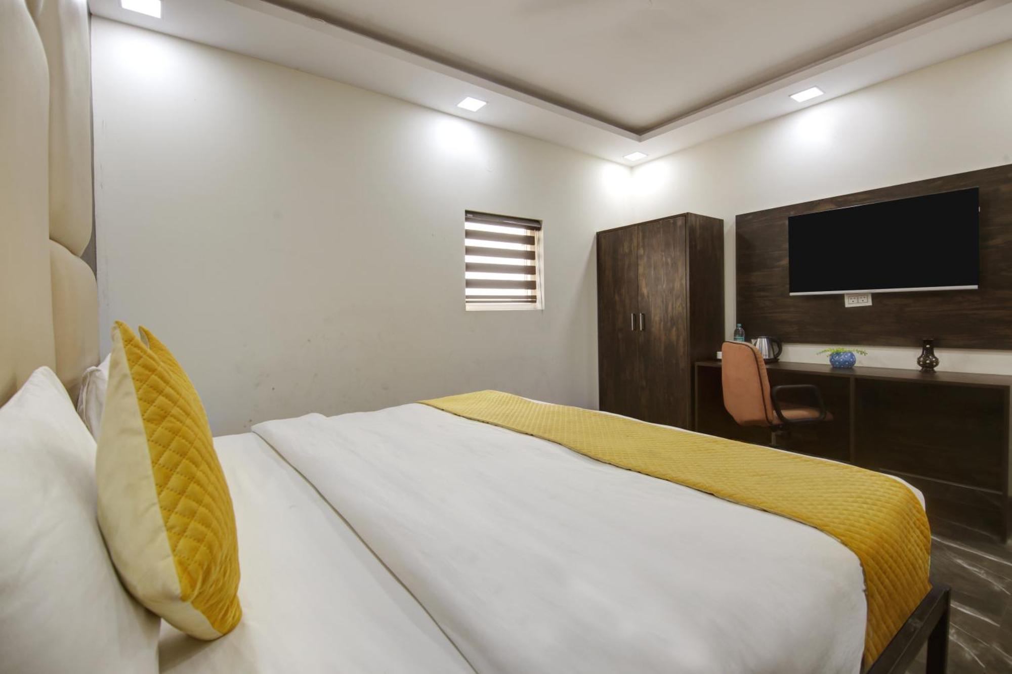 Hotel The Eden Park Noida Exterior photo